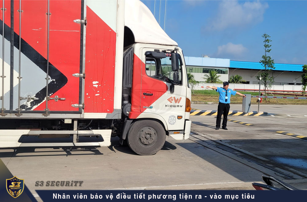 Nhân viên bảo vệ điều tiết, hướng dẫn cho phương tiện ra - vào nhà xưởng nhan-vien-bao-ve-dieu-tiet-phuong-tien