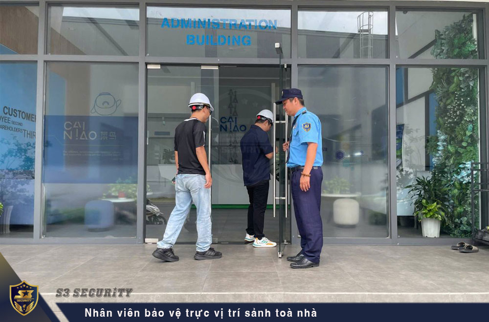 Nhân viên bảo vệ trực vị trí sảnh toà nhà nhan-vien-bao-ve-truc-vi-tri-sanh-toa-nha