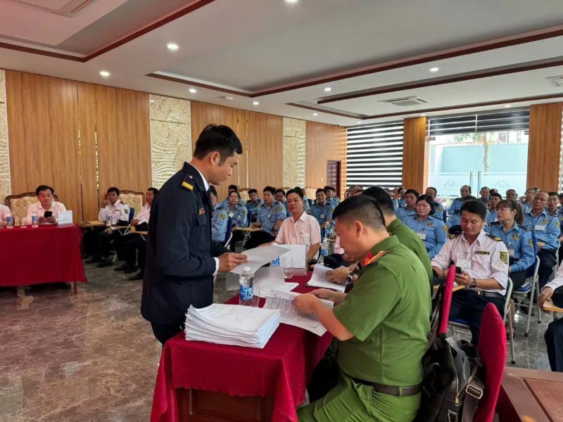 Đại diện Cục C06 - Bộ Công an đọc quyết định thành lập hội đồng sát hạch. sat-hach-bao-ve-tai-cong-ty-phuong-troi-1