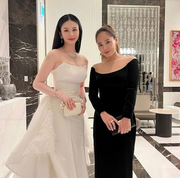 Bạn bè cô toàn là những người nổi tiếng và giàu có. tham-nguyet-9