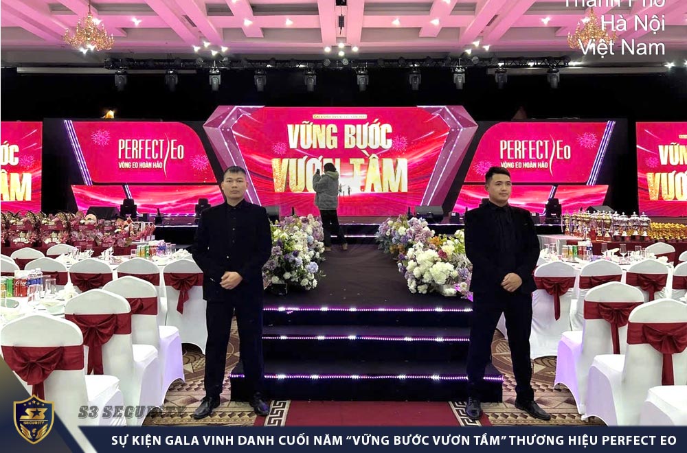 Nhân viên vệ sĩ phía trong hội trường bao-ve-su-kien-gala-vinh-danh-vung-buoc-vuon-tam-2