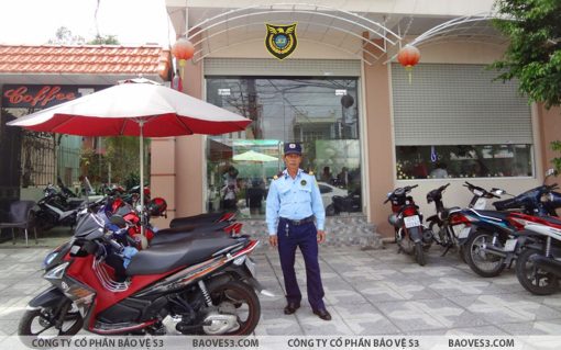 bao-ve-trong-xe-quan-cafe