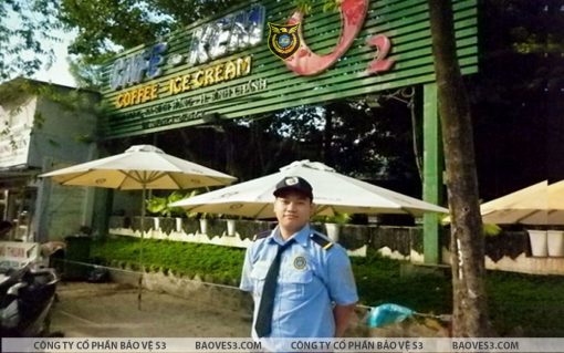 nhan-vien-dich-vu-bao-ve-quan-cafe