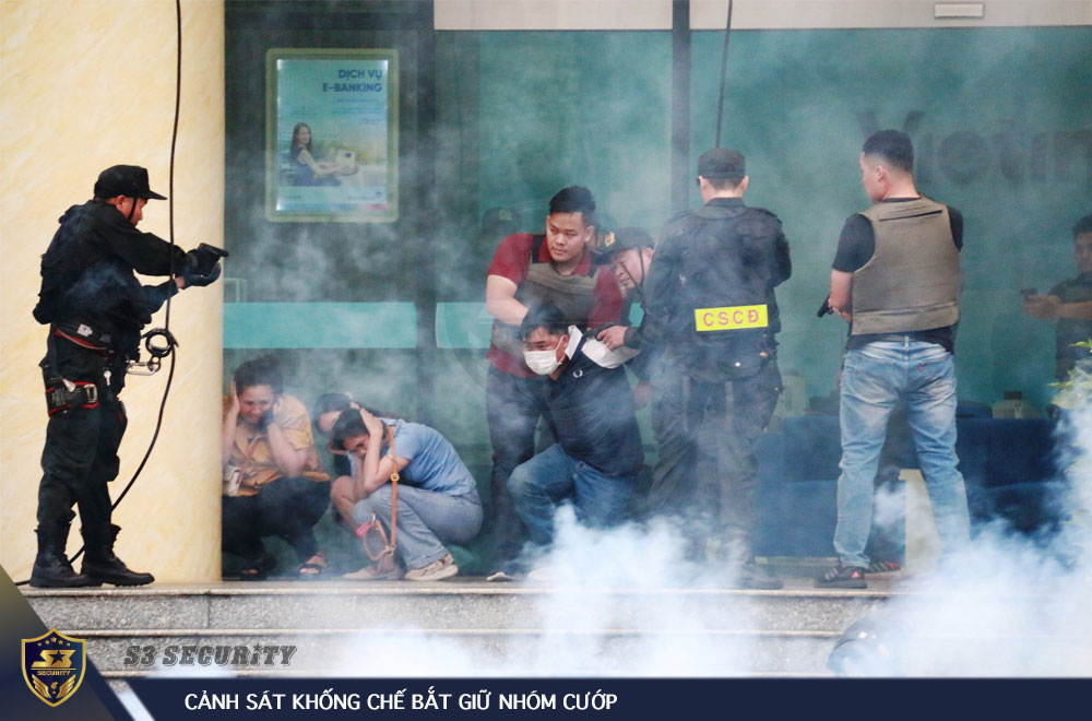 Tình huống: Lực lượng cảnh sát khống chế bắt giữ nhóm cướp Canh-sat-khong-che-bat-giu-nhom-cuop