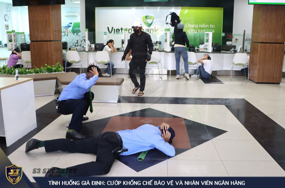 Tình huống giả định: Cướp khống chế nhân viên bảo vệ, nhân viên ngân hàng và khách Tinh-huong-gia-dinh-cuop-khong-che-bao-ve-va-nhan-vien-ngan-hang