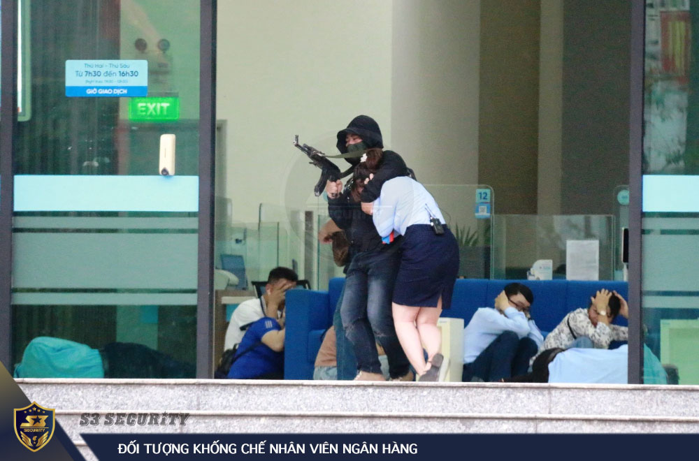 Đối tượng khống chế nhân viên ngân hàng doi-tuong-khong-che-nhan-vien-ngan-hang