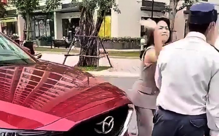 Nam bảo vệ bị người phụ nữ tát vào mặt khi khóa bánh xe ô tô