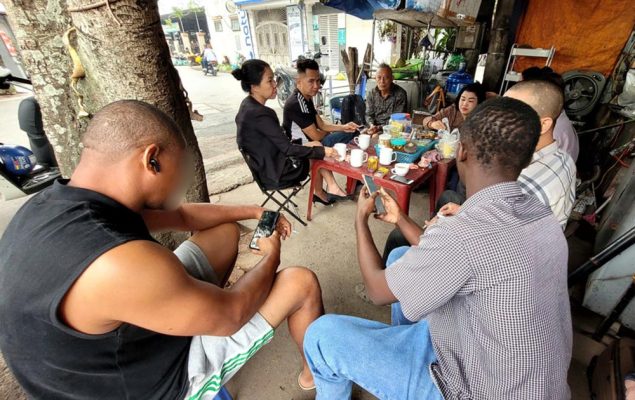 mot-nhom-nguoi-lao-dong-chau-phi-dang-doi-viec-lam