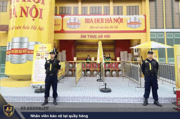 nhan-vien-bao-ve-truc-tai-vi-tri-quay-hang