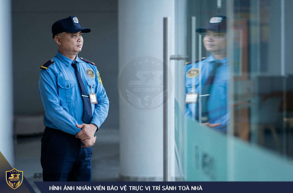 Nhân viên bảo vệ sảnh Nhan-vien-bao-ve-truc-vi-tri-sanh-toa-nha